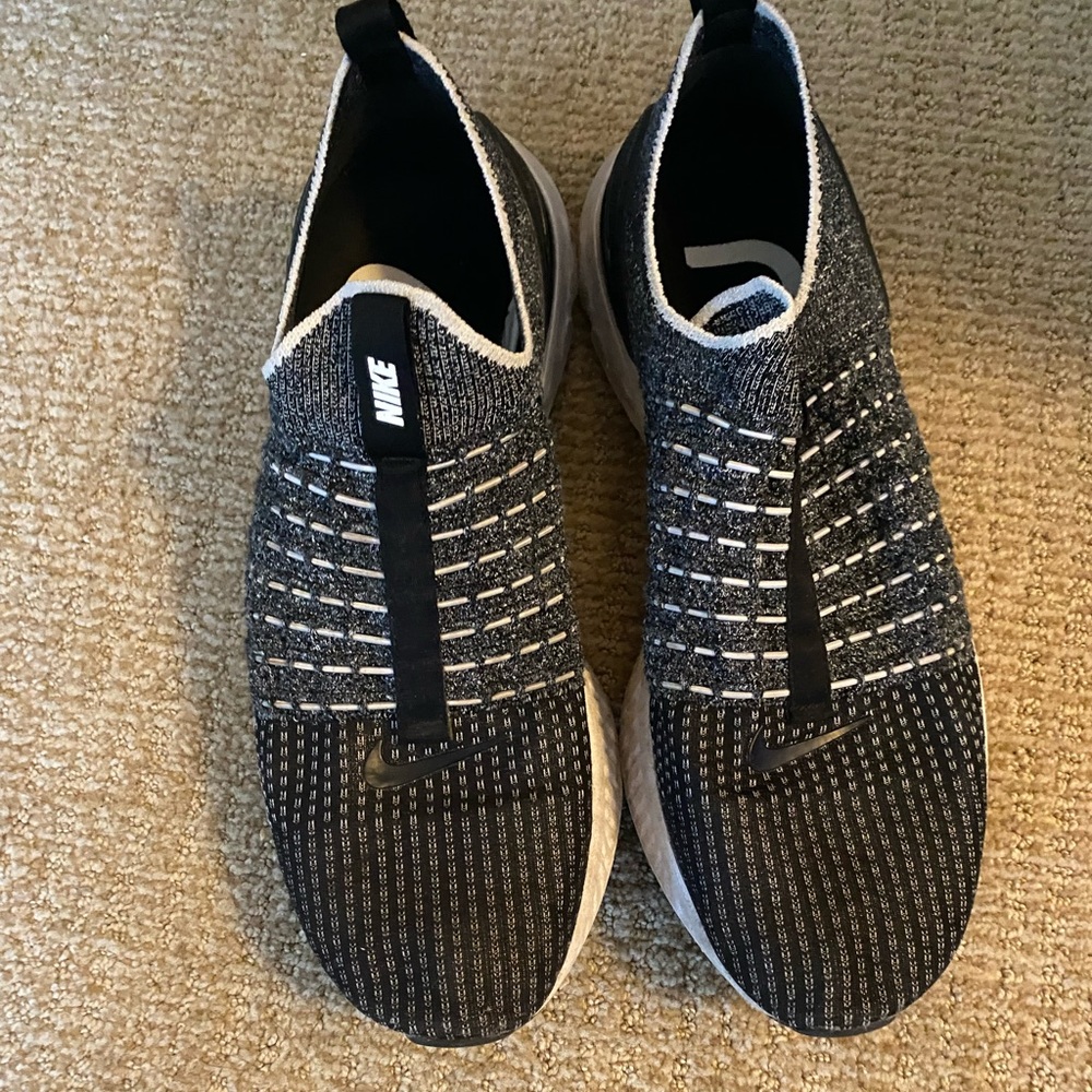 black Nike phantom running shoes